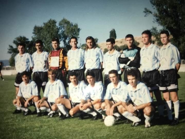 Πρώτος από δεξιά στην κάτω σειρά, ο Βασίλης Καλόγηρος