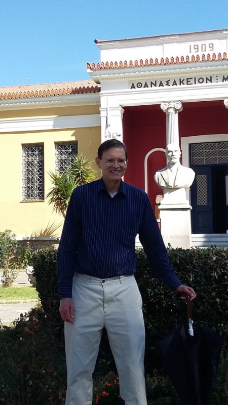 Ο Αμερικανός Καθηγητής John Harvey Lomax κατά την επίσκεψή του στο Αθανασάκειο Αρχαιολογικό Μουσείο Βόλου