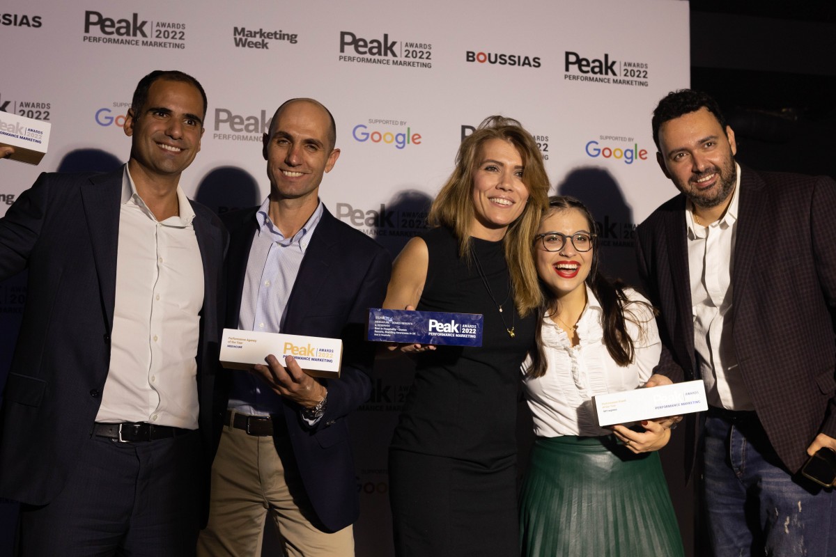 Ο Εμπορικός Διευθυντής της SKY express Γεράσιμος Σκαλτσάς με την ομάδα της Media Cube και τα 4 εκ των 10 βραβείων που απέσπασε η εταιρεία στα φετινά Peak Performance Marketing Awards