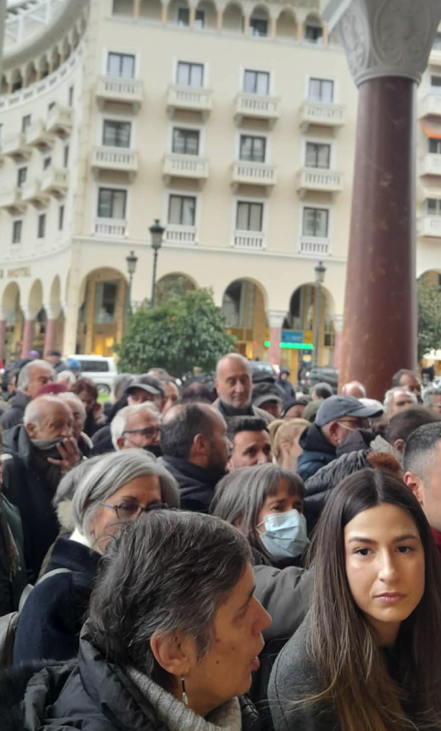 Κοσμοσυρροή έξω από το Ολύμπιον για την Ιθάκη