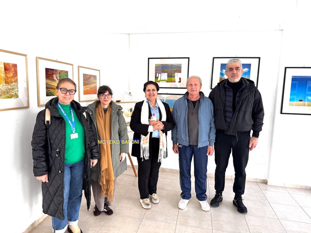 Εκπαιδευτικοί του 16ου Δημοτικού Σχολείου Βόλου, η κ. Β. Τράκη, ο κ. Ν. Μεταξιώτης και ο κ. Χ. Πάσχος στο χώρο της Έκθεσης